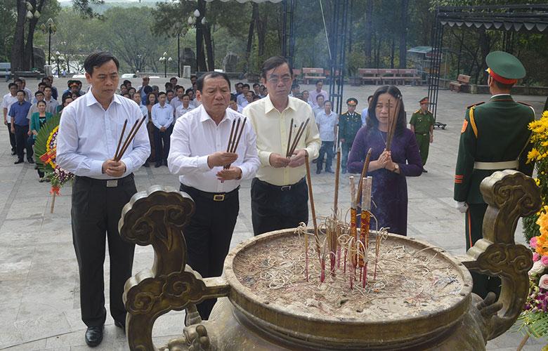 Lãnh đạo tỉnh Quảng Trị viếng, dâng hương, dâng hoa tri ân các anh hùng liệt sỹ nhân dịp Tết Nguyên đán Canh Tý 2020