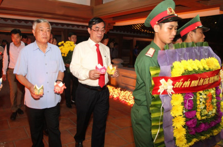Các đồng chí lãnh đạo tỉnh tham dự tại lễ thả hoa đăng
