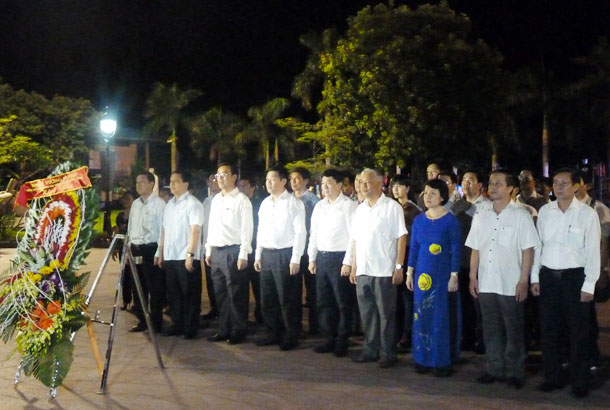 Phó Thủ tướng Vương Đình Huệ cùng lãnh đạo NHCSXH, lãnh đạo tỉnh Quảng Trị dâng hoa, dâng hương tại Thành Cổ Quảng Trị