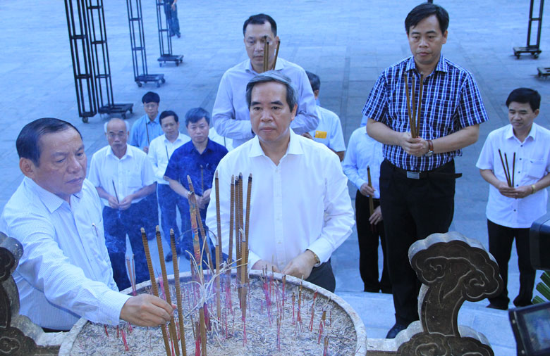 Ban Kinh tế Trung ương dâng hoa, dâng hương tại các nghĩa trang liệt sĩ quốc gia tại Quảng Trị