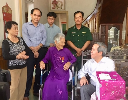 Trưởng Ban Kinh tế Trung ương Nguyễn Văn Bình thăm mẹ Việt Nam anh hùng, gia đình chính sách tại Quảng Trị
