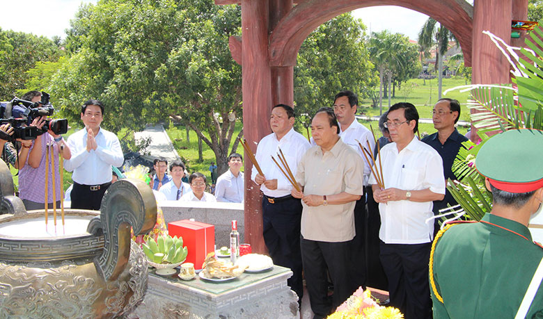 Thủ tướng Chính phủ Nguyễn Xuân Phúc viếng Thành Cổ Quảng Trị