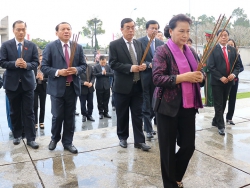 Chủ tịch Quốc hội Nguyễn Thị Kim Ngân viếng các nghĩa trang liệt sĩ tại Quảng Trị