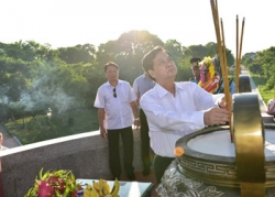 Thủ tướng Chính phủ Nguyễn Tấn Dũng dâng hương tại Thành cổ Quảng Trị