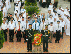 Phó Thủ tướng Nguyễn Thiện Nhân viếng các nghĩa trang liệt sỹ tại Quảng Trị