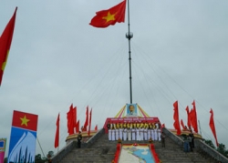 Lễ Thượng cờ “Thống nhất non sông” tại Khu di tích đôi bờ Hiền Lương-Bến Hải