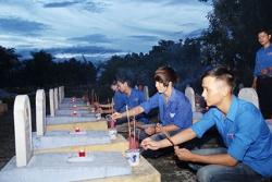 Tuổi trẻ Quảng Trị tổ chức dâng hương, dâng hoa và thắp nến tri ân tại Nghĩa trang liệt sĩ quốc gia Đường 9