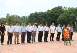Bộ trưởng Bộ Giáo dục và Đào tạo Phạm Vũ Luận thắp hương tri ân các AHLS tại Quảng Trị