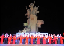 Đồng chí Đinh Thế Huynh dự lễ khánh thành tượng đài chiến thắng Cửa Việt