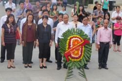 Phó Thủ tướng Chính phủ Nguyễn Xuân Phúc viếng Nghĩa trang liệt sĩ tại Quảng Trị