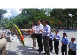 Phó Thủ tướng Chính phủ Vũ Văn Ninh viếng NTLSQG Trường Sơn