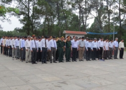Lãnh đạo tỉnh Quảng Trị viếng Nghĩa Trang Liệt sỹ nhân dịp kỷ niệm 38 năm ngày giải phóng miền Nam