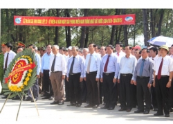 Lãnh đạo tỉnh Quảng Trị dâng hương tại các Nghĩa trang liệt sỹ nhân dịp 30.4