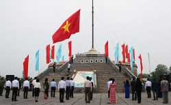 Lãnh đạo tỉnh Quảng Trị tổ chức lễ Thượng cờ, dâng hương tưởng niệm các Anh hùng liệt sỹ