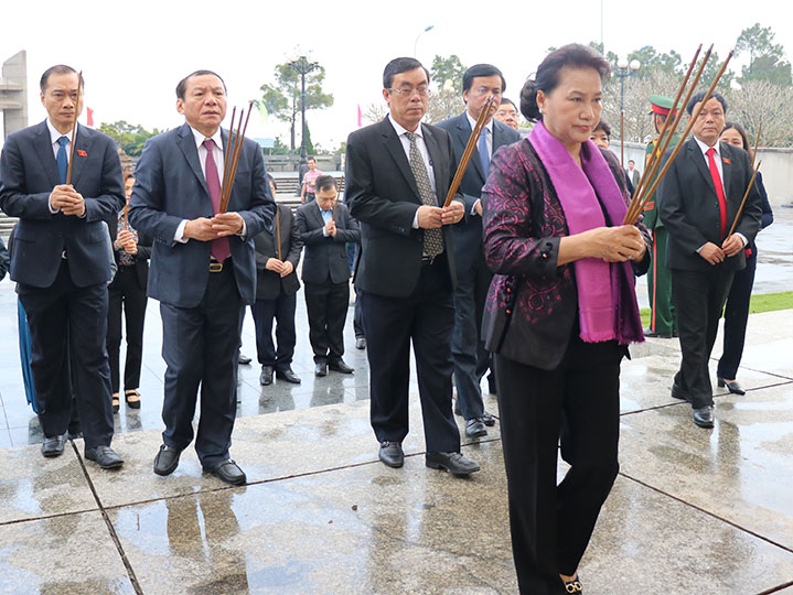 Chủ tịch Quốc hội Nguyễn Thị Kim Ngân viếng các nghĩa trang liệt sĩ tại Quảng Trị