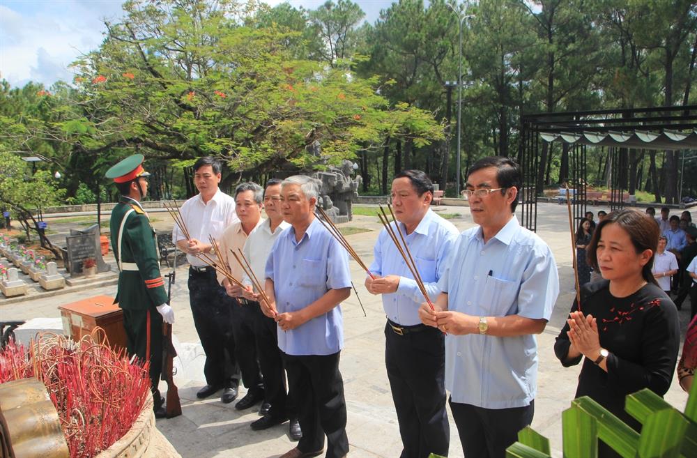 Đoàn lãnh đạo tỉnh Quảng Trị dâng hương tại NTLS Quốc gia Trường Sơn. Ảnh: TN.