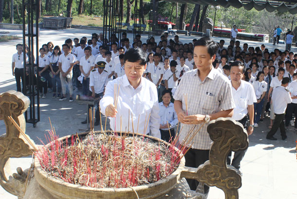 Đoàn công tác Công đoàn Bộ Ngoại giao và kiều bào viếng Nghĩa trang Liệt sĩ Trường Sơn và tặng quà tại Quảng Trị