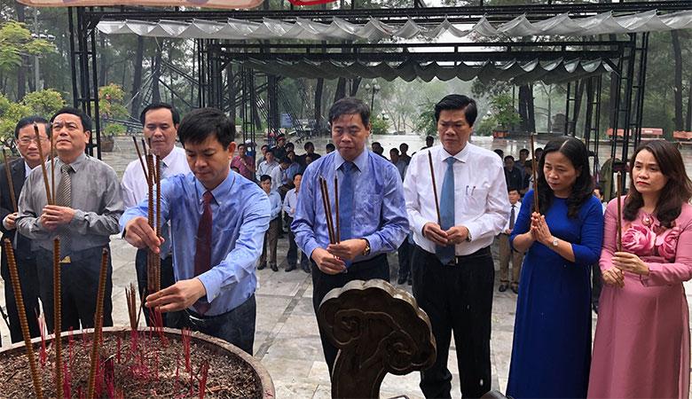 Đoàn đại biểu dự Đại hội Đảng bộ tỉnh Quảng Trị lần thứ XVII tri ân các anh hùng liệt sỹ