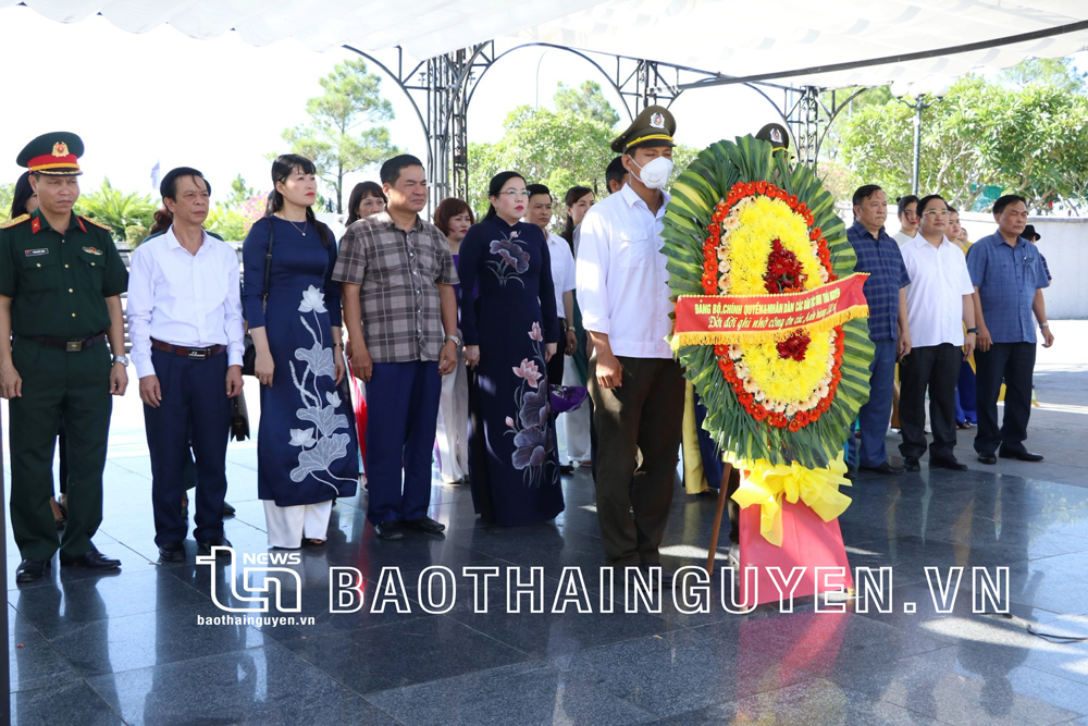 Lãnh đạo tỉnh Thái Nguyên dâng hương tại Nghĩa trang liệt sĩ Quốc gia Trường Sơn