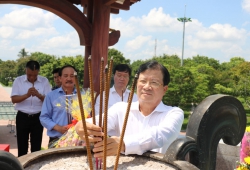 Phó Thủ tướng Chính phủ Trịnh Đình Dũng viếng Thành Cổ Quảng Trị