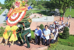 Quảng Trị: Tổ chức dâng hương, dâng hoa tri ân các anh hùng liệt sĩ