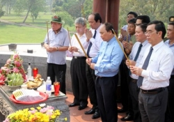 Thủ tướng Chính phủ Nguyễn Xuân Phúc dâng hương, dâng hoa tri ân các anh hùng liệt sĩ tại Quảng Trị