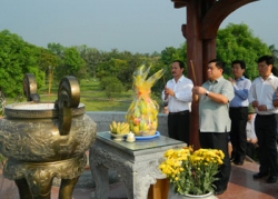 Bộ trưởng Bộ Kế hoạch và Đầu tư Nguyễn Chí Dũng viếng các nghĩa trang liệt sỹ tại Quảng Trị
